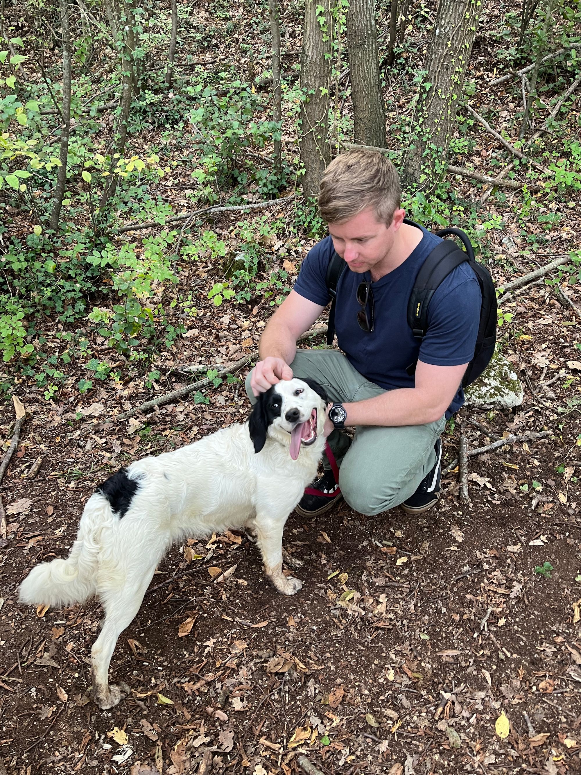 A group of people looking at a dog

Description automatically generated with low confidence